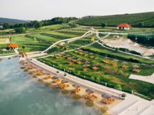 Maďarsko: Centrum Egeru v Hotelu Unicornis *** s polopenzí a vstupem do jezerních lázní + nápoje k večeři