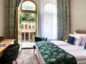 Relax ve Varech u kolonády: jídlo, wellness i procedury