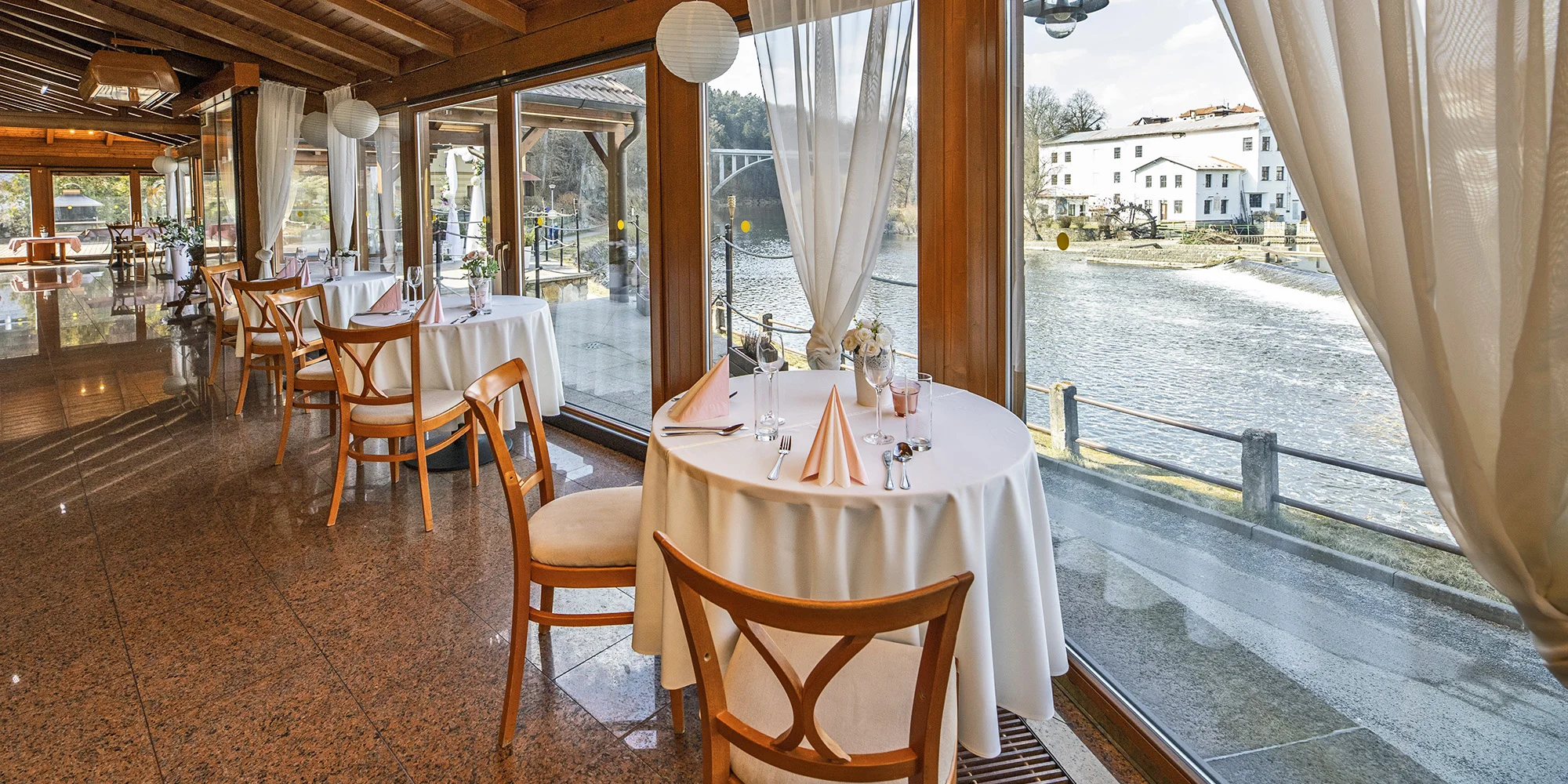 Romantika pro dva: čtyři chody, sekt a výzdoba - Obrázek 3