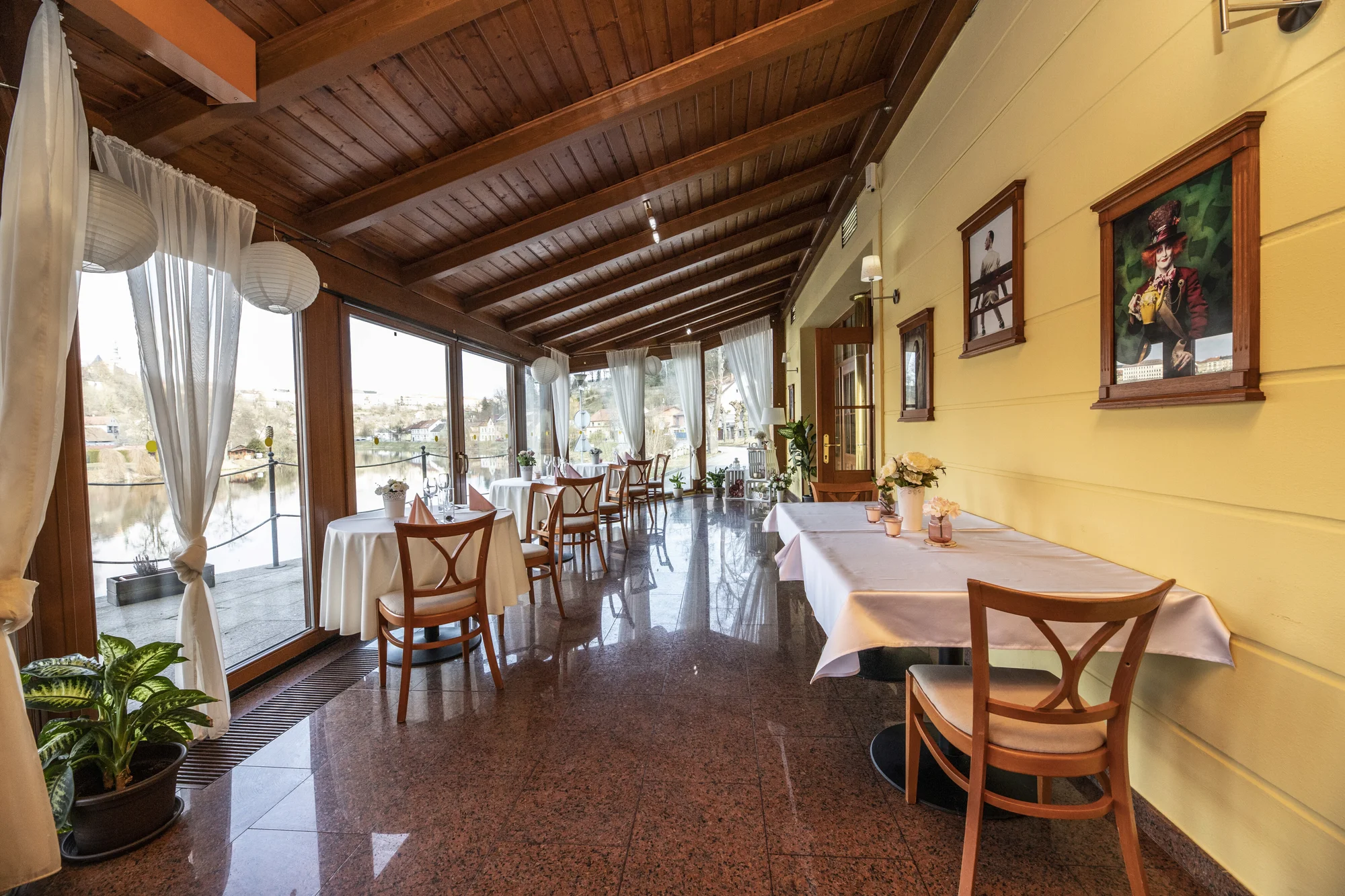 Romantika pro dva: čtyři chody, sekt a výzdoba - Obrázek 11