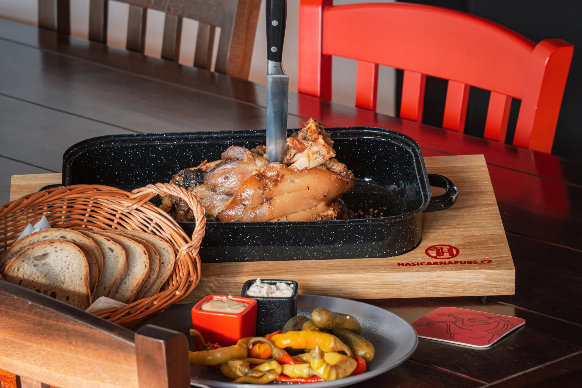 Pomalu pečená Chacharova kolena s přílohami i pivem - Obrázek 7