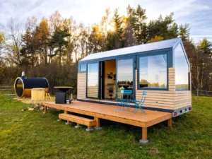 Glamping u Lipna: tiny house se saunou a grilem