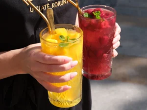 Velká limonáda s kousky ovoce v centru Ostravy