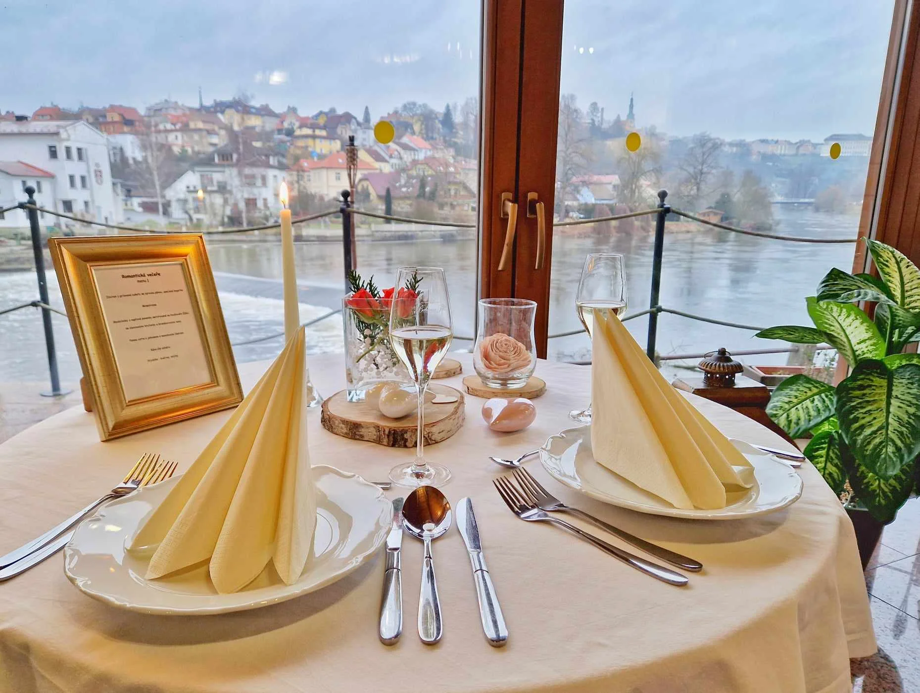Romantika pro dva: čtyři chody, sekt a výzdoba - Obrázek 6