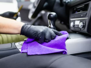 Čištění interiéru auta: důkladné vysátí i tepování