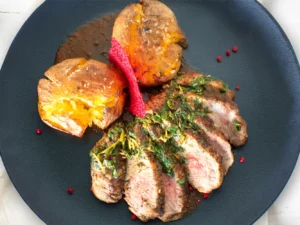 Tříchodové menu se steakem či salátem a lahví vína