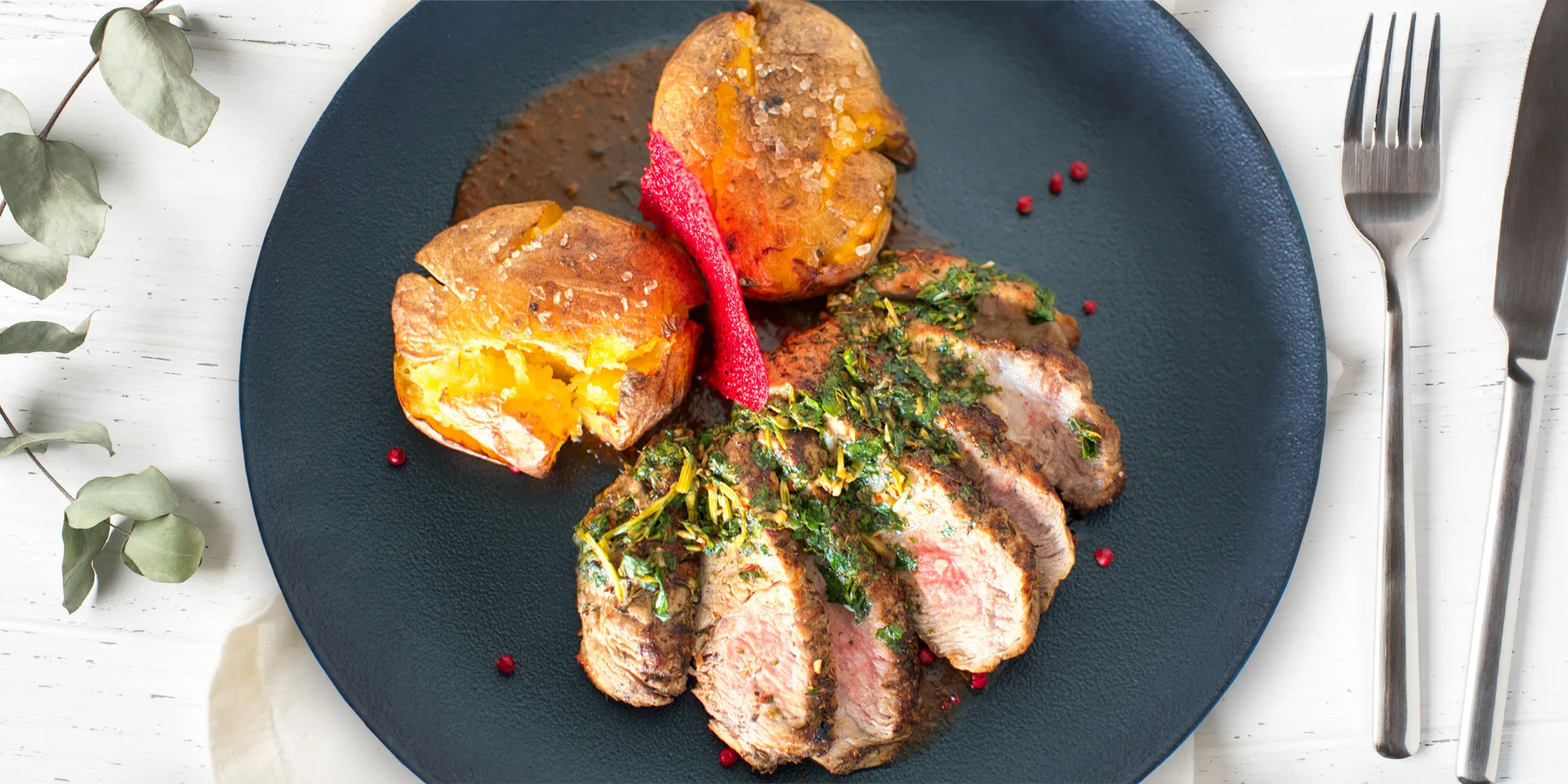 Tříchodové menu se steakem či salátem a lahví vína