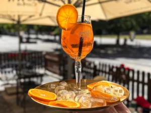 Drink v kavárně dle výběru: Aperol nebo Gin & tonic