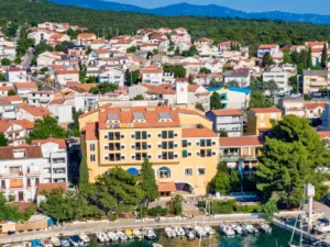 Crikvenická riviéra: hotel u pláže s polopenzí plus