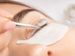 Krásná bez líčení: lashlifting i s úpravou obočí