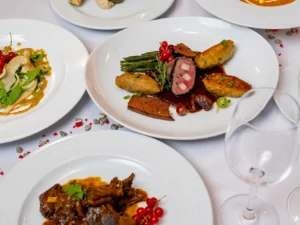 Šest chodů pro dva: žebro z divočáka i jelení hřbet