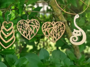 Dřevěné šperky: náušnice, přívěsky i šperkovník