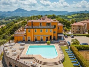 Itálie v Hotelu Fortebraccio *** se snídaní či polopenzí, venkovním bazénem, zapůjčením kol + možnost wellness