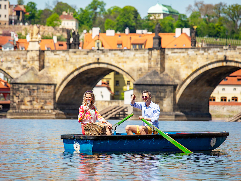 Romantický pobyt v Tančícím domě + piknik na Vltavě - Obrázek 2