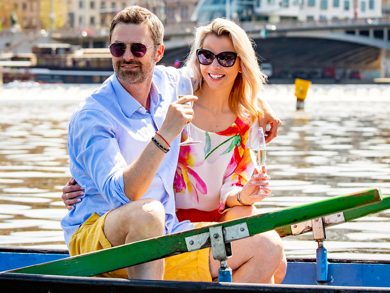 Romantický pobyt v Tančícím domě + piknik na Vltavě - Obrázek 3