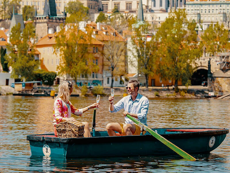 Romantický pobyt v Tančícím domě + piknik na Vltavě - Obrázek 5