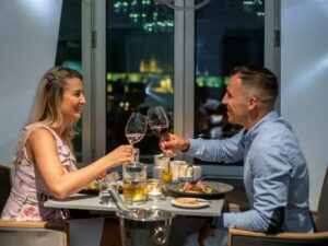 Noc v Tančícím domě s tříchodovou večeří pro 2