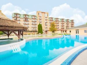 Hévíz 400 m od termálního jezera: 4* Hotel Európa Fit s all inclusive light, dvoupatrovým wellness a animacemi