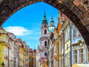 Praha u přírodního parku v Hotelu Smaragd *** se snídaní nebo polopenzí a dětským hřištěm + mazlíček zdarma