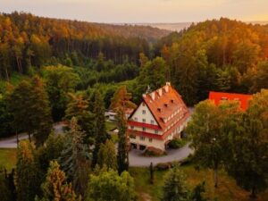 Český ráj: Dovolená v Parkhotelu Skalní město *** s vínem neomezeně + polopenze a sleva na vířivku či zábaly