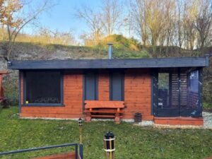 Romantický pobyt u Prostějova: Dřevěný domek v přírodě se snídaňovým košem a saunou či koupacím sudem + víno