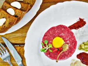 Tatarský biftek z hovězího masa chuck tender