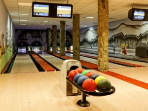 Hodina bowlingu až pro 8 osob a pizza či řízečky
