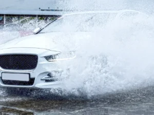 Škola smyku a řízení v extrémních podmínkách