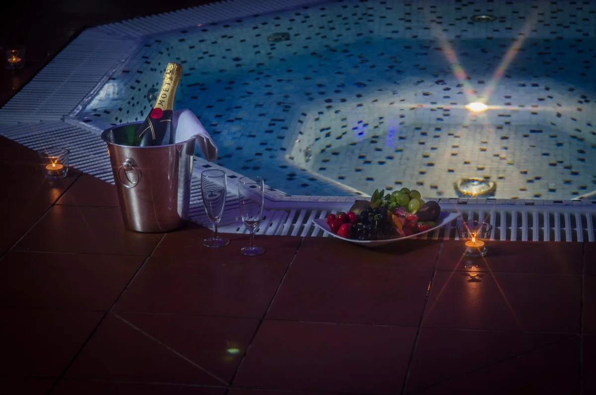 Koupel, wellness i čtyřchodová večeře pro 2 osoby - Obrázek 10