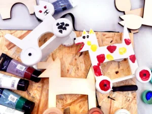 Tvoření dřevěného psa či kočičky ve Smaltérii