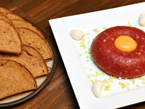 Půl kila skvělého tataráku z uruguayského hovězího