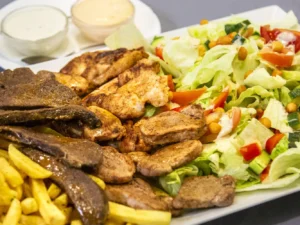 600 g dobrot z grilu s hranolky: panenka, kuřecí i játra