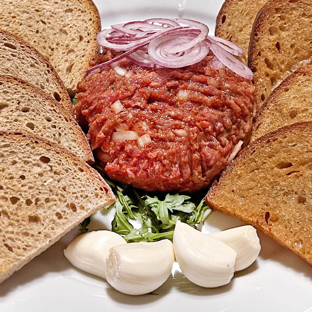 Půlkilový tatarský biftek s šestnácti topinkami - Obrázek 2