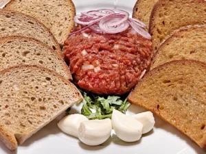 Půlkilový tatarský biftek s šestnácti topinkami