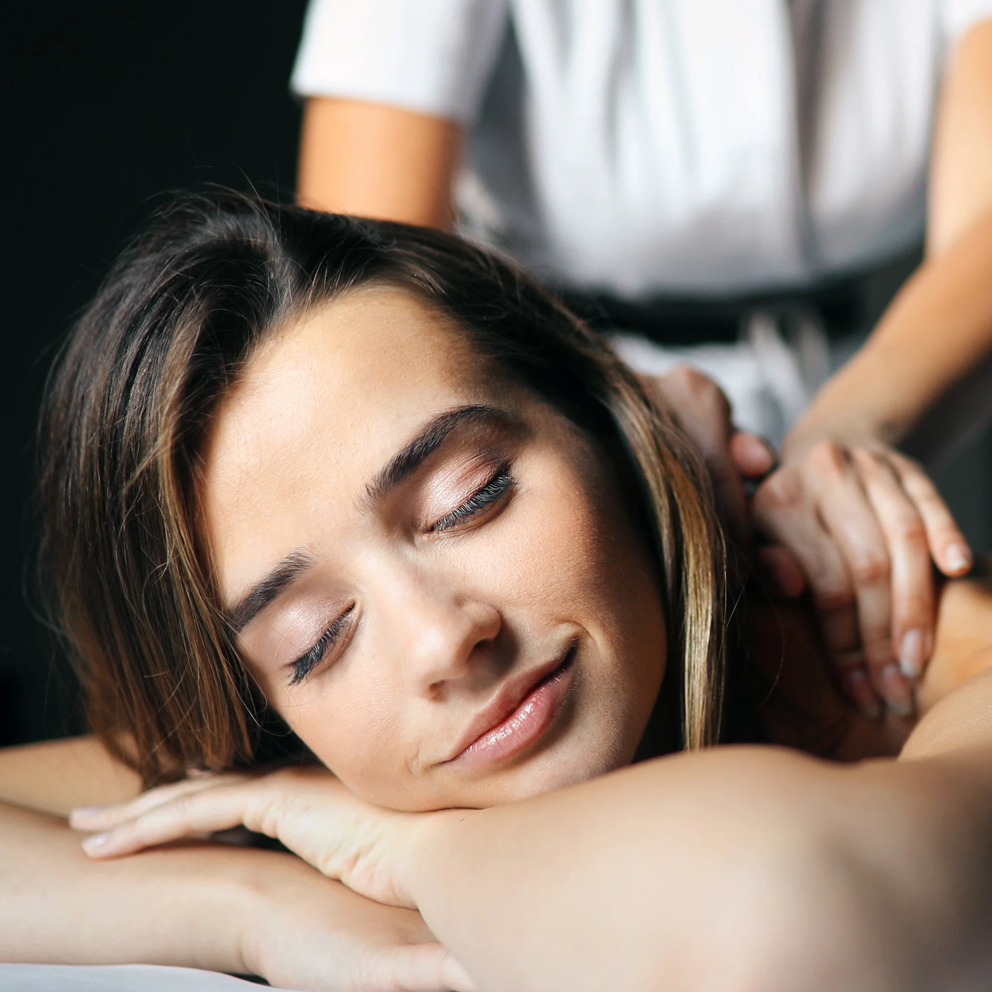 Masáže na výběr: rekondiční, havajská, kameny či med - Obrázek 2