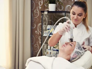 Mladistvý vzhled: redukce vrásek či tuku v podbradku