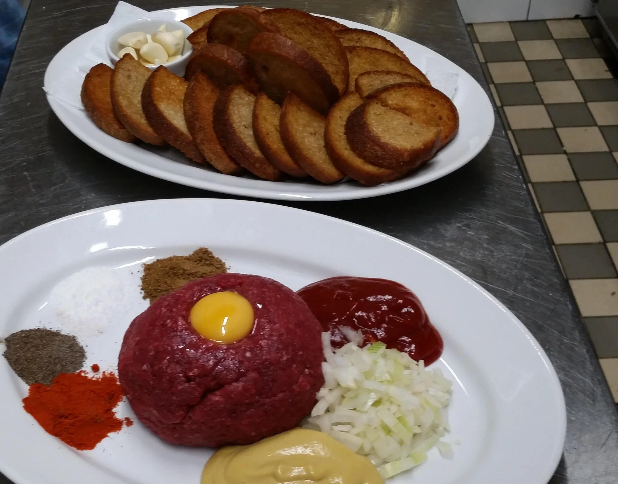 Půlkilový tatarský biftek s šestnácti topinkami - Obrázek 7