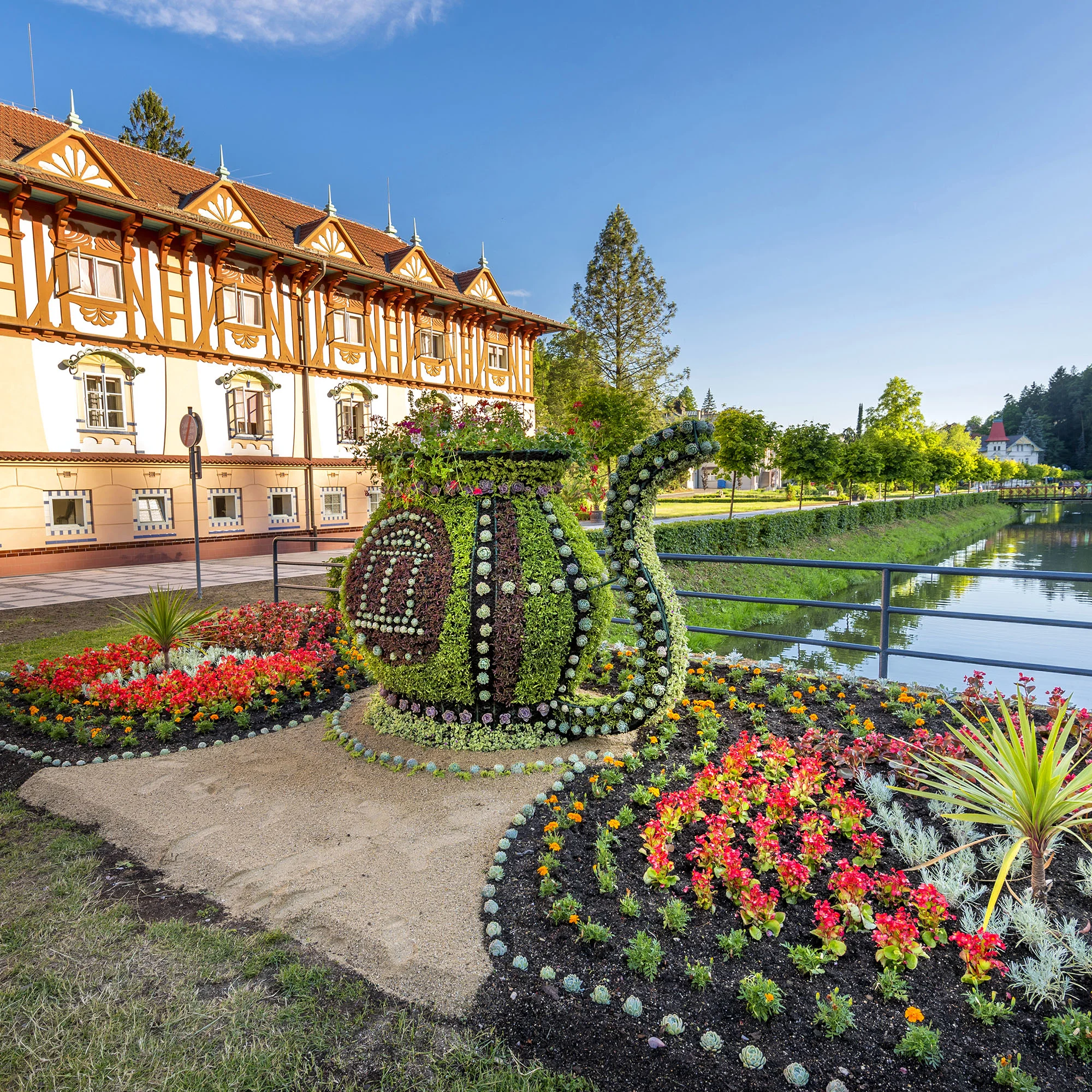 Pobyt v centru Luhačovic: strava, procedury i láhev vína - Obrázek 2