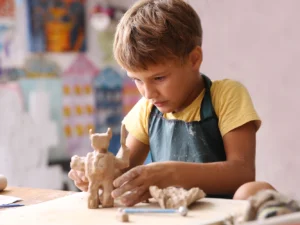 Keramika pro děti i rodiče: 3 hod. tvoření a limča