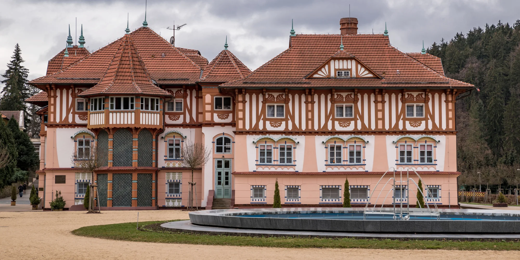 Pobyt v centru Luhačovic: strava, procedury i láhev vína