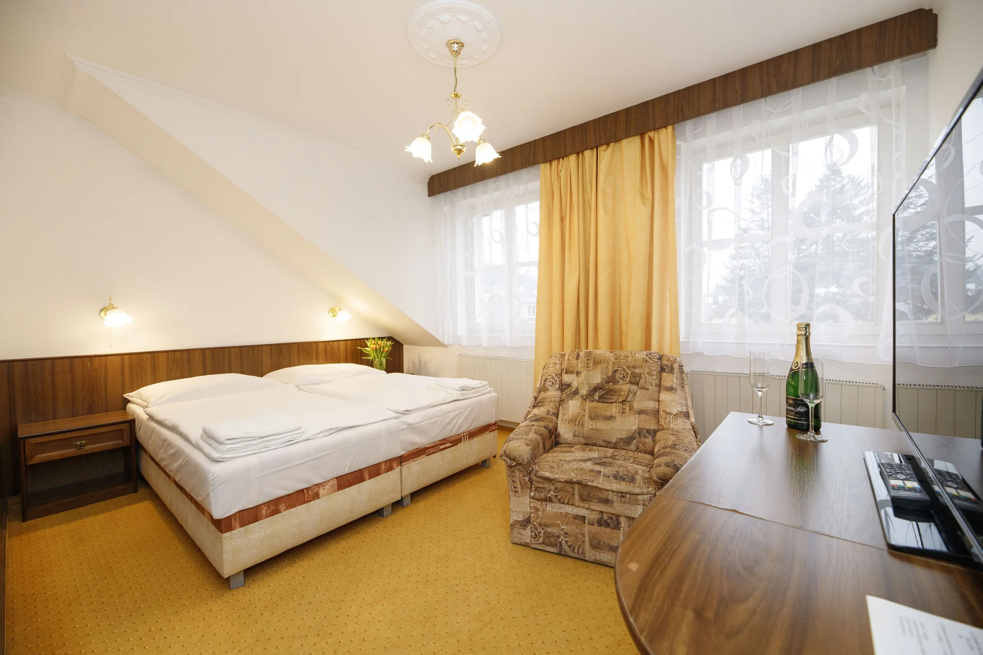 Pobyt v centru Luhačovic: strava, procedury i láhev vína - Obrázek 8