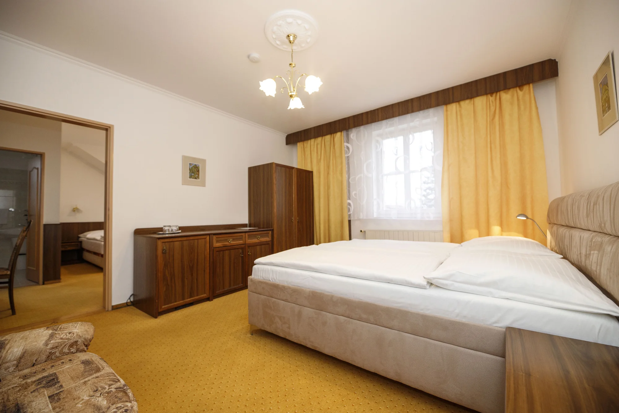 Pobyt v centru Luhačovic: strava, procedury i láhev vína - Obrázek 9