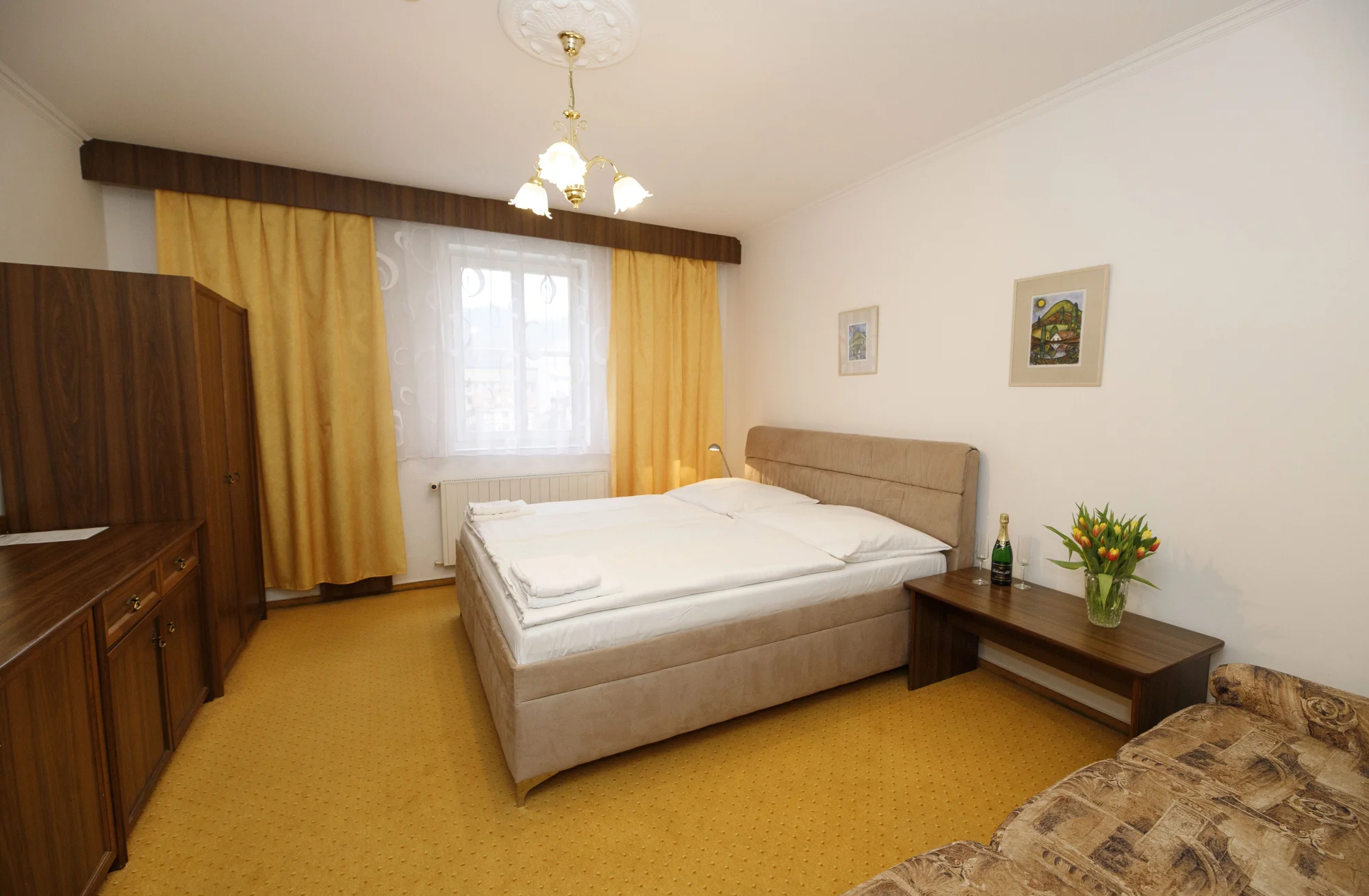 Pobyt v centru Luhačovic: strava, procedury i láhev vína - Obrázek 7