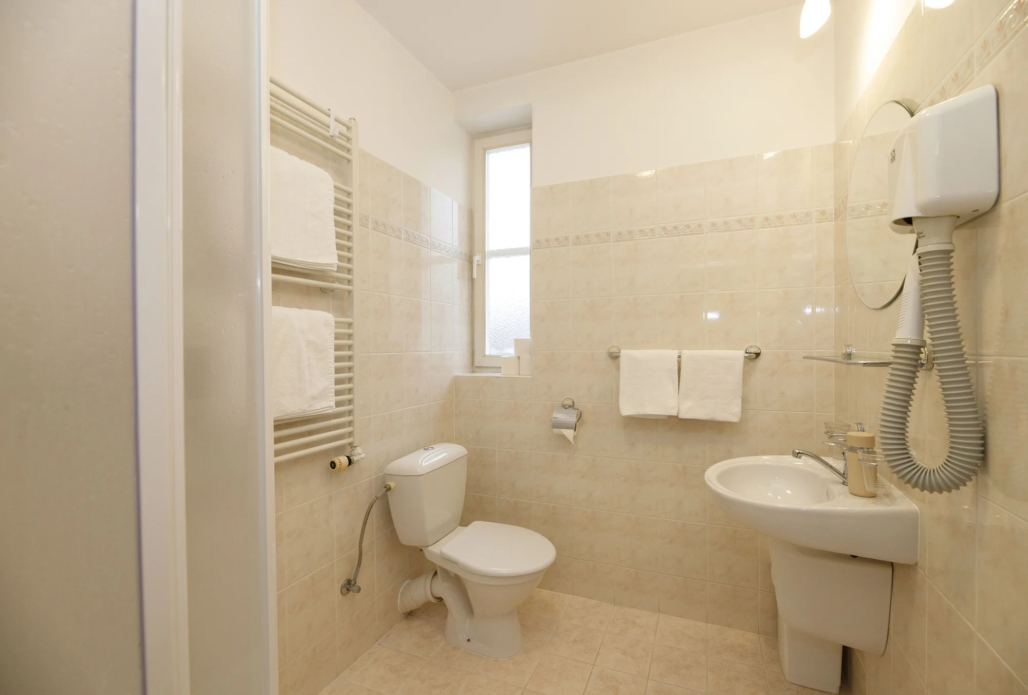 Pobyt v centru Luhačovic: strava, procedury i láhev vína - Obrázek 11