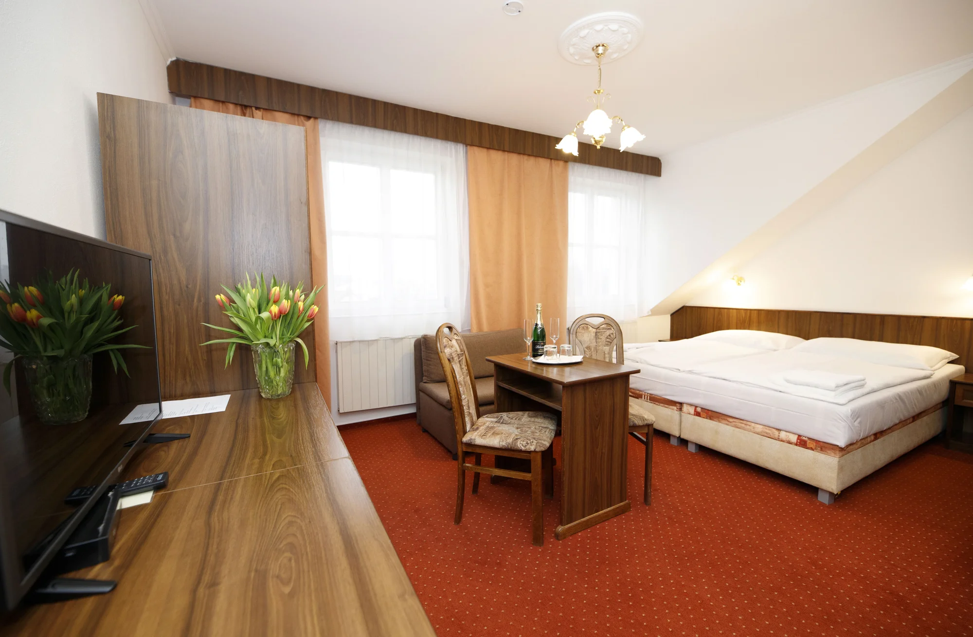 Pobyt v centru Luhačovic: strava, procedury i láhev vína - Obrázek 10