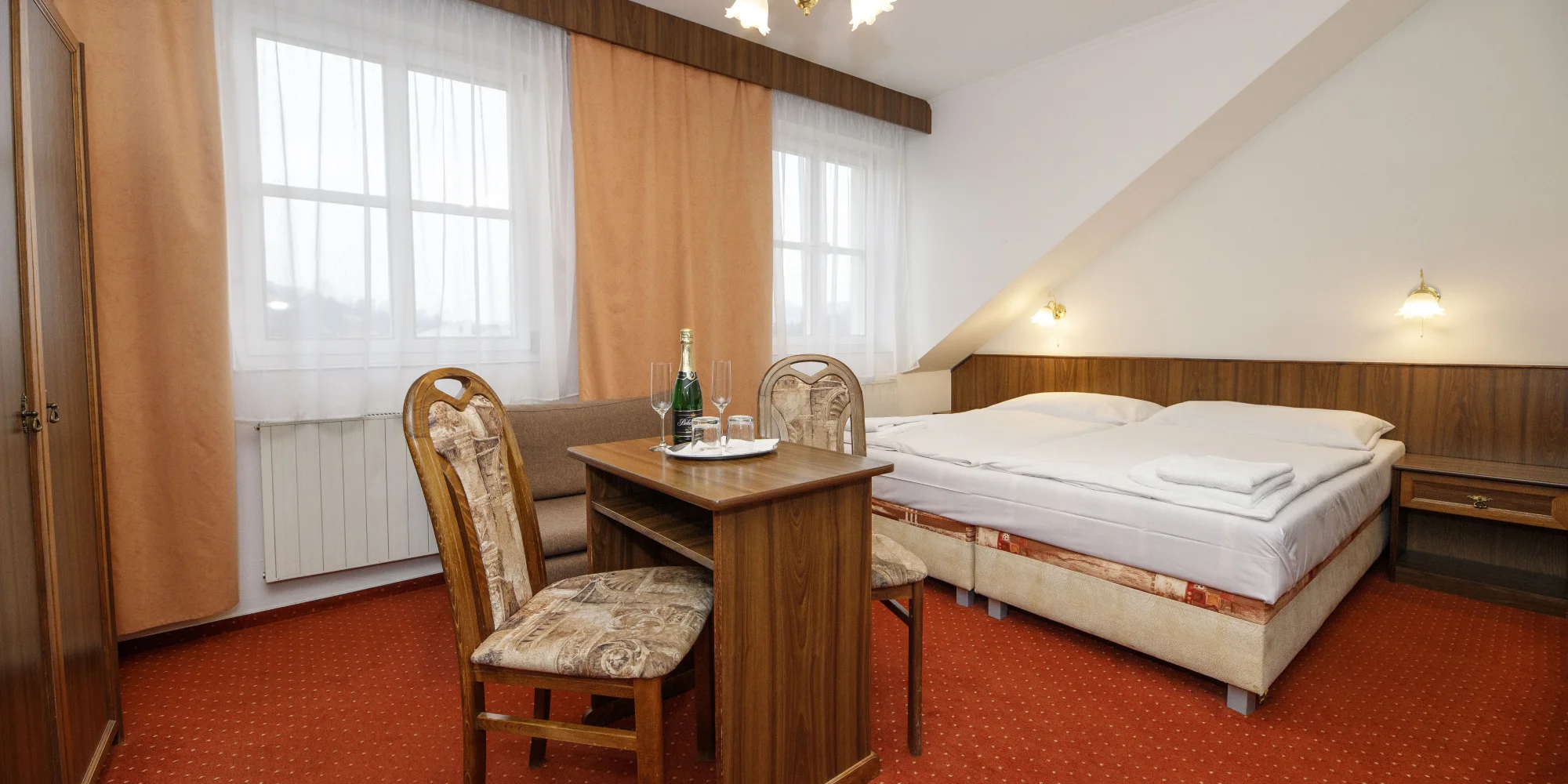 Pobyt v centru Luhačovic: strava, procedury i láhev vína - Obrázek 3
