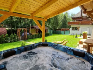 Pobyt ve stylové kolibě: strava, privátní wellness i tenis