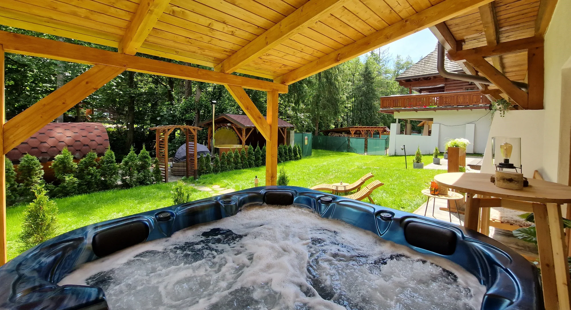 Pobyt ve stylové kolibě: strava, privátní wellness i tenis