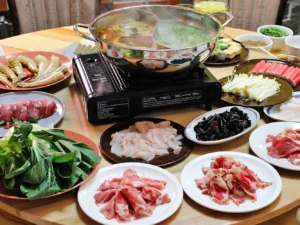 Asijský hot pot s vývarem a ingrediencemi dle výběru