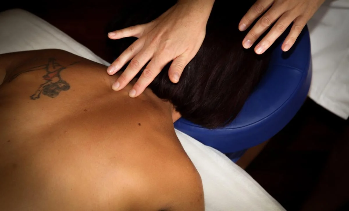 Uvolňující masáž: kalifornská, ajurvédská i obličejová - Obrázek 8